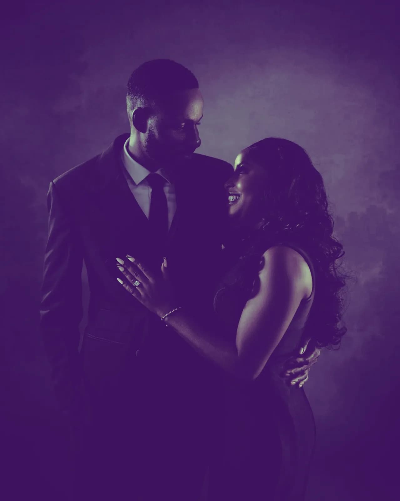 Le couple, en tons violets